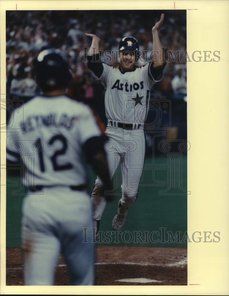 1989 Press Photo Houston Astros player Glenn Davis scores a winning run- Historic Images