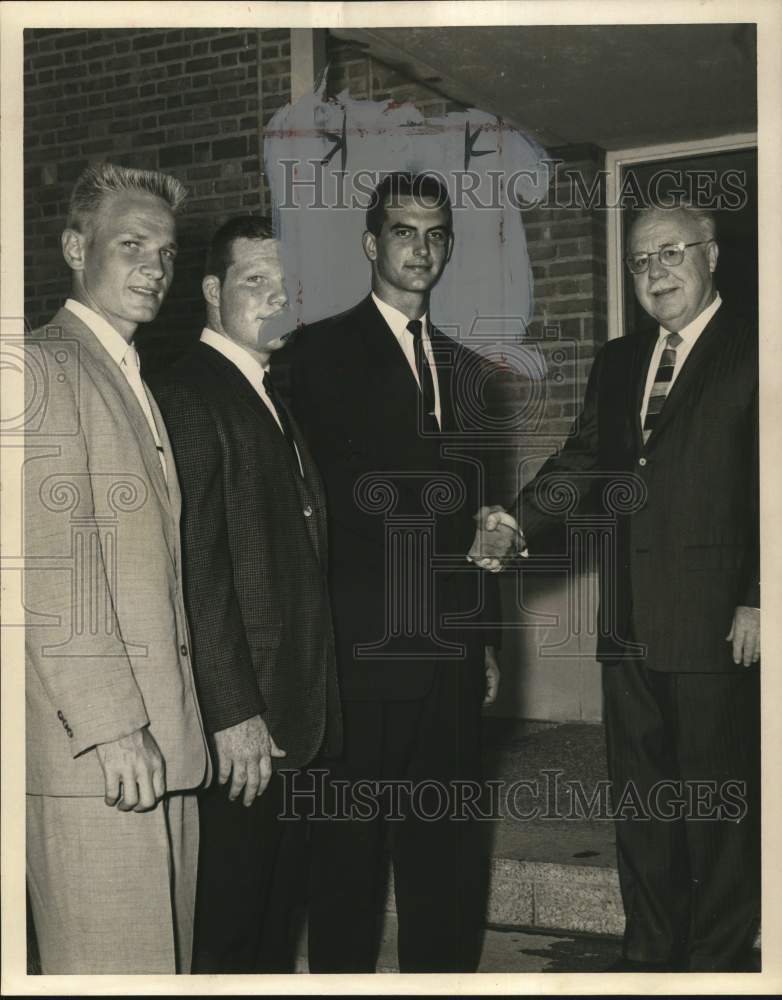 1960 Press Photo Rice University provost with Al Dennis, Texas college athletes- Historic Images