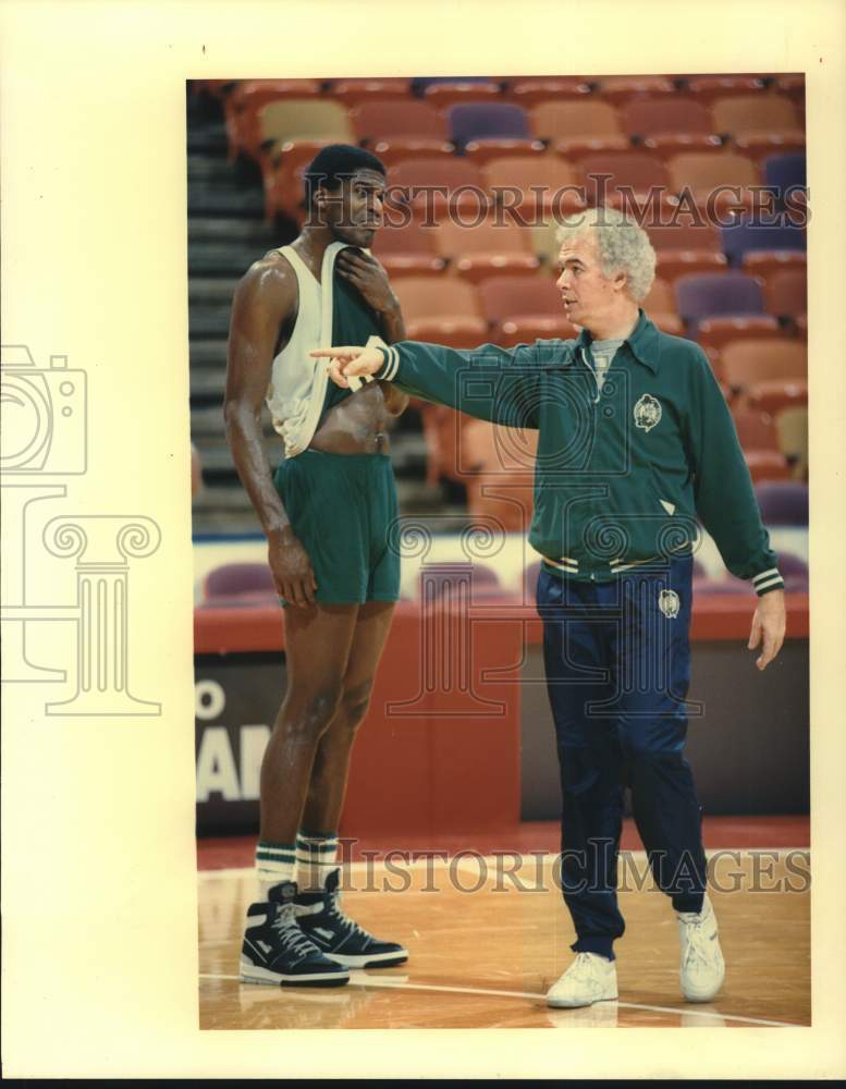 1989 Press Photo Boston Celtics coach Jimmy Rodgers and center Robert Parish- Historic Images
