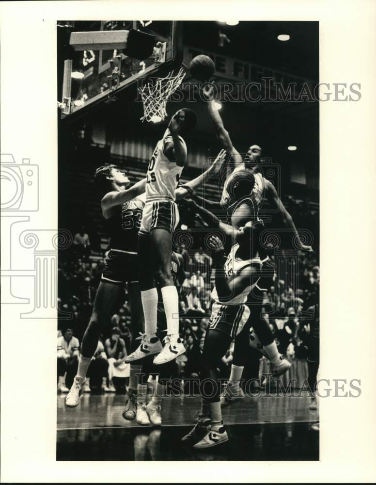 1984 Press Photo Rice University Basketball Player Mike Cunningham Scores- Historic Images