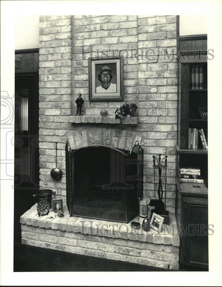 1980 Press Photo Portrait of Houston Astro Ken Forsch Hangs Over Fireplace- Historic Images