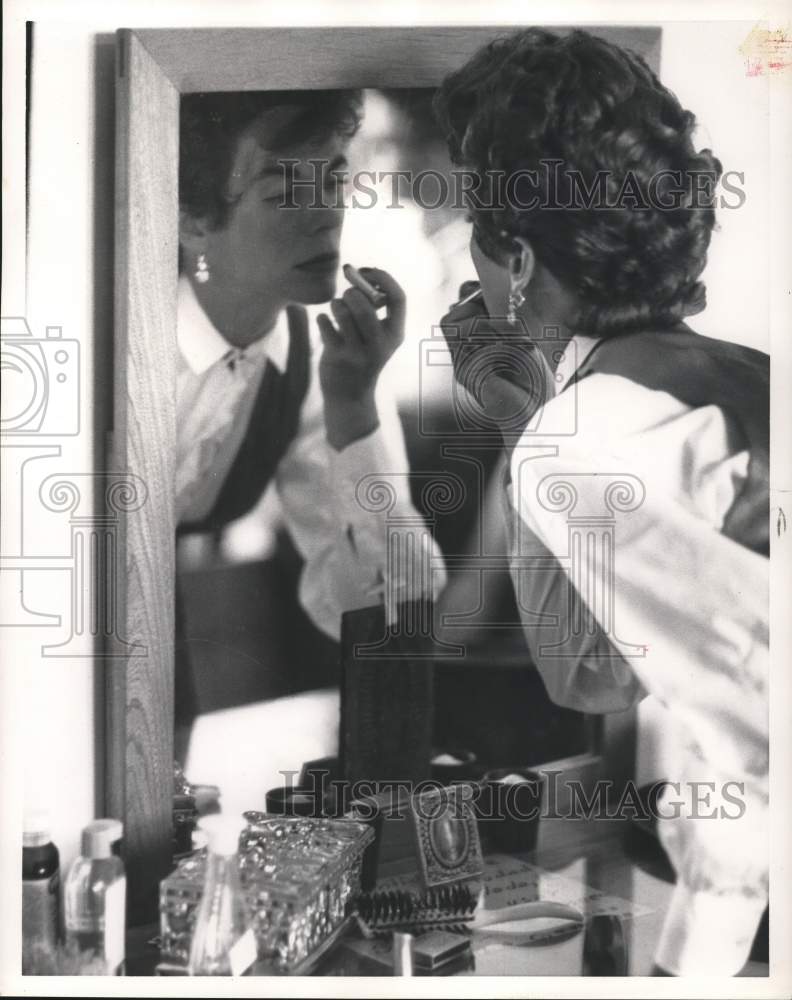 1956 Press Photo Bette Ford in front of a mirror - hps24461- Historic Images