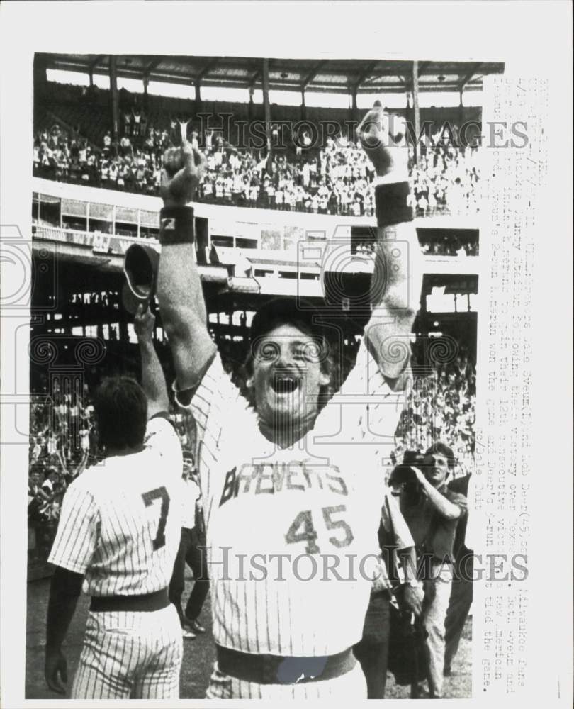 Press Photo Brewers baseball players salute Milwaukee County Stadium fans.- Historic Images