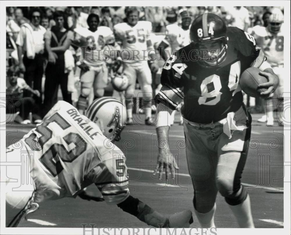 1980 Press Photo Steelers Randy Grossman runs with ball as Brazile tries tackle.- Historic Images