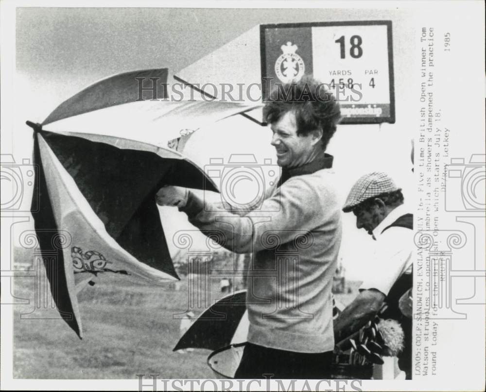 1985 Press Photo Golfer Tom Watson opens umbrella at British Open practice round- Historic Images