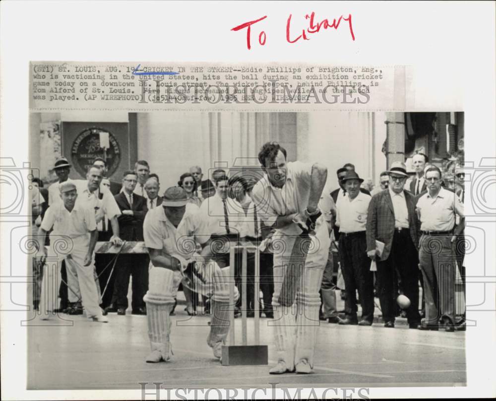 1965 Press Photo Eddie Phillips and Tom Alford play cricket in St. Louis street- Historic Images