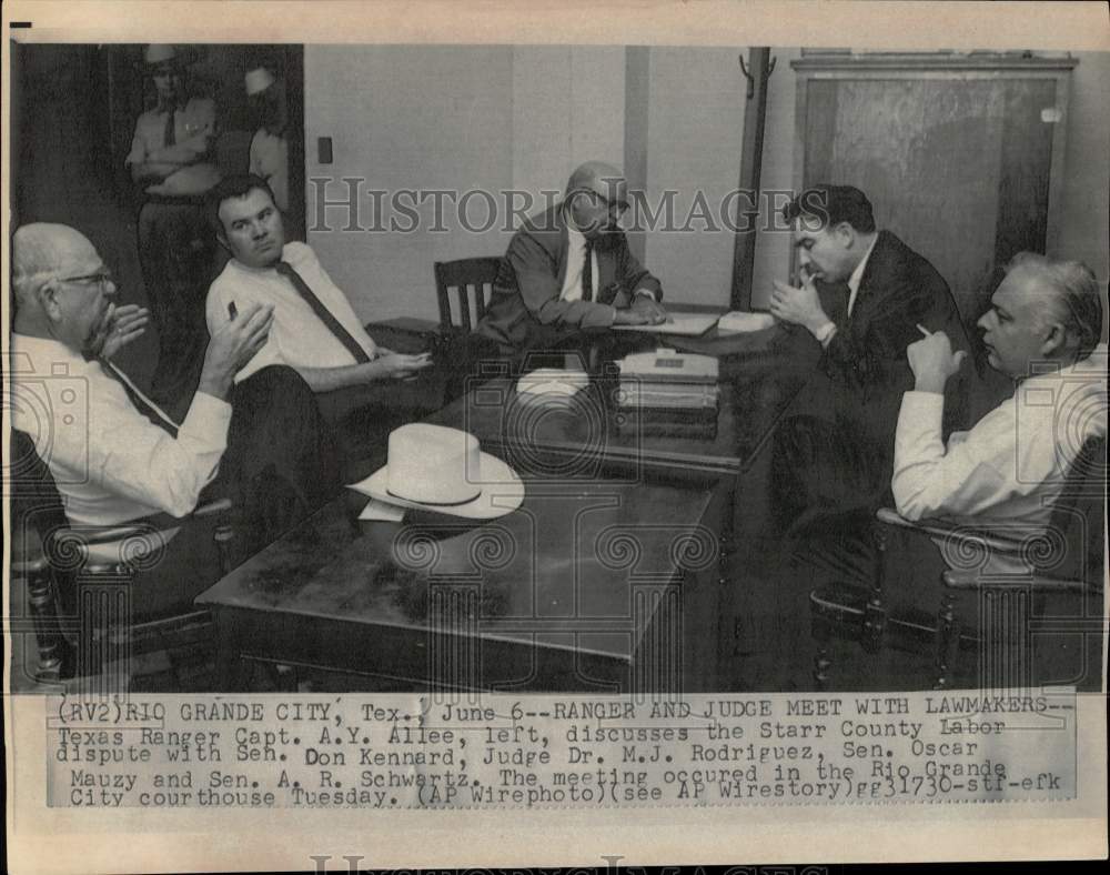 1967 Press Photo Star County Labor Dispute discussed in Rio Grande City, Texas- Historic Images