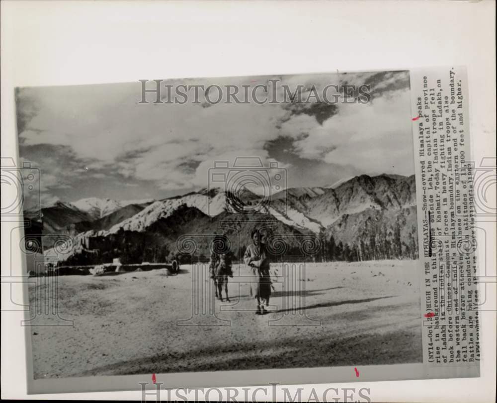 1962 Press Photo Indian troops walk along Himalaya peaks in Ladakh, India