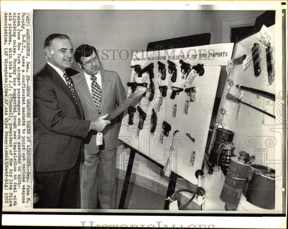 1972 Press Photo John Murphy displays weapons in Washington seized at airport