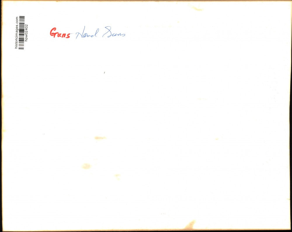 1972 Press Photo John Murphy displays weapons in Washington seized at airport