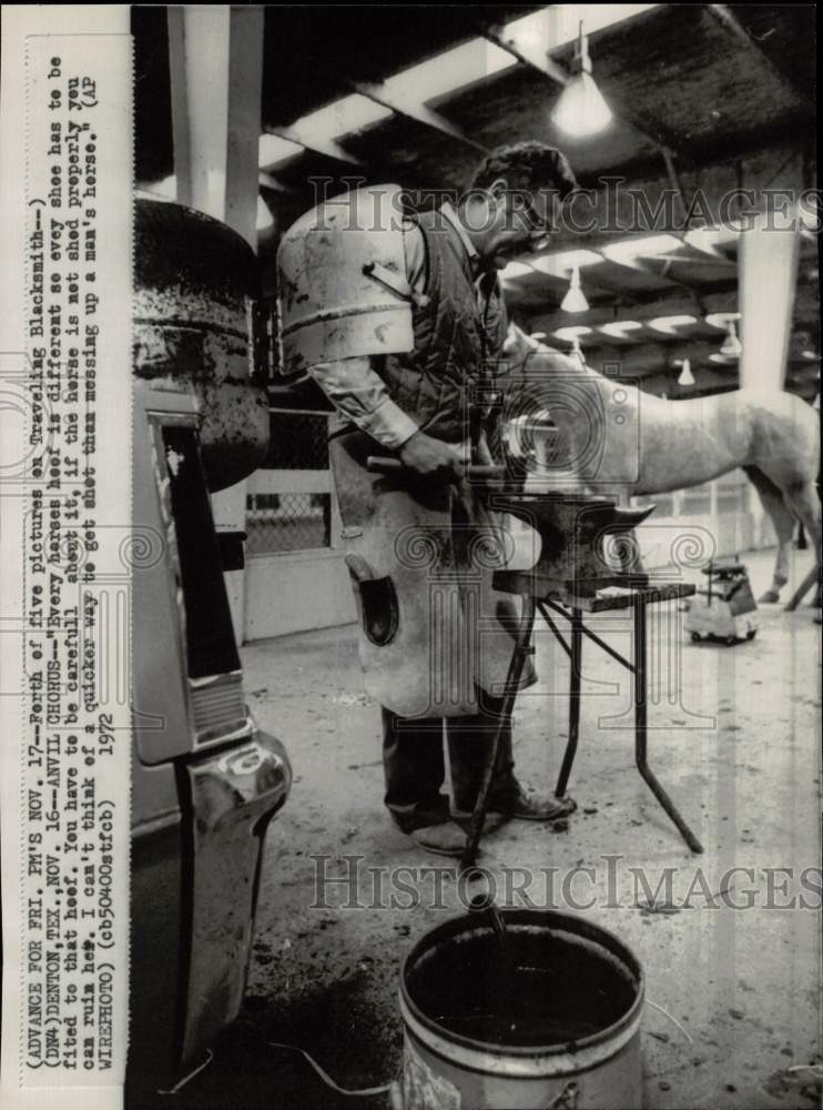 1972 Press Photo Blacksmith shapes horseshoe in Denton, Texas - hpw02644- Historic Images