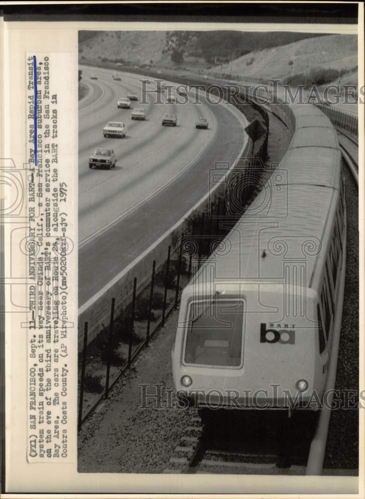1975 Press Photo Bay Area commuter train on tracks in San Francisco - hpw02692