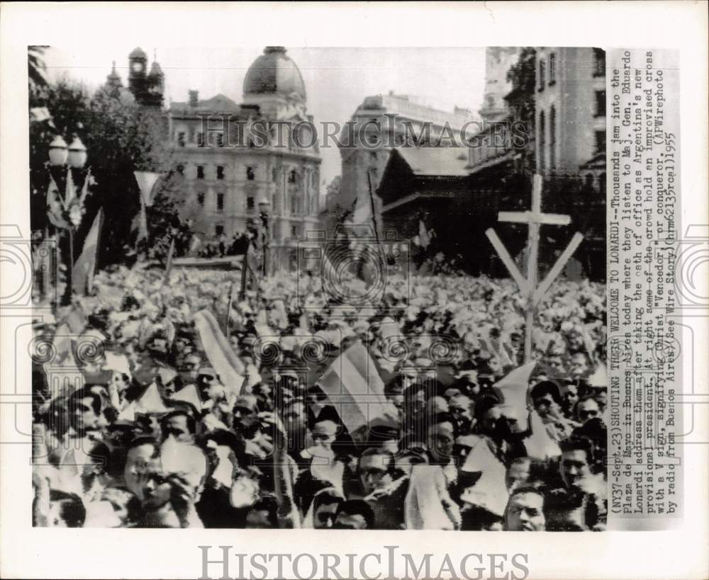 1955 Press Photo Crowd listens to General Lonardi's address in Buenos Aires