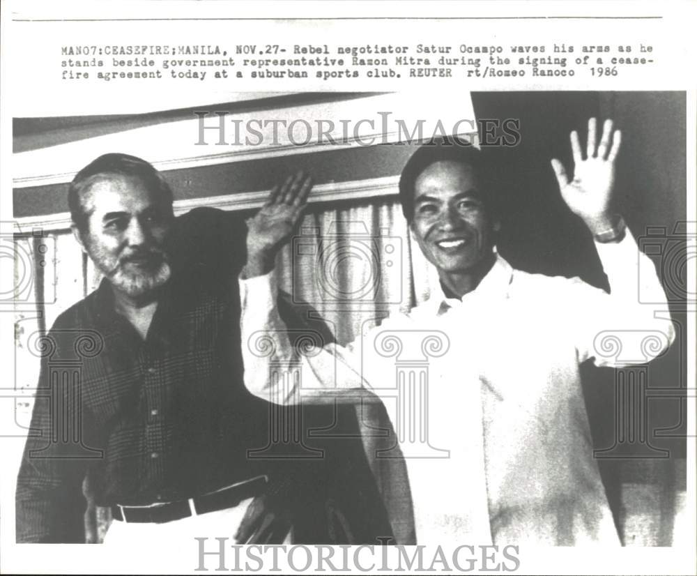 1986 Press Photo Negotiator Satur Ocampo and Ramon Mitra at event in Manila