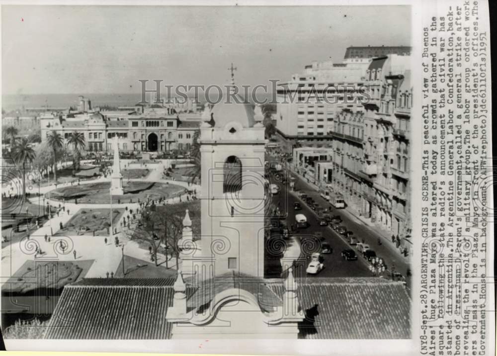 1951 Press Photo Crowds gather in Buenos Aires, Argentina's Plaza Mayo