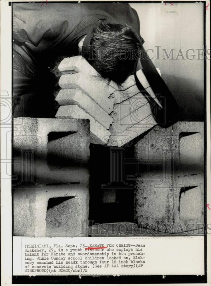 1972 Press Photo Dean Blakeney smashes head through concrete stones in Miami- Historic Images