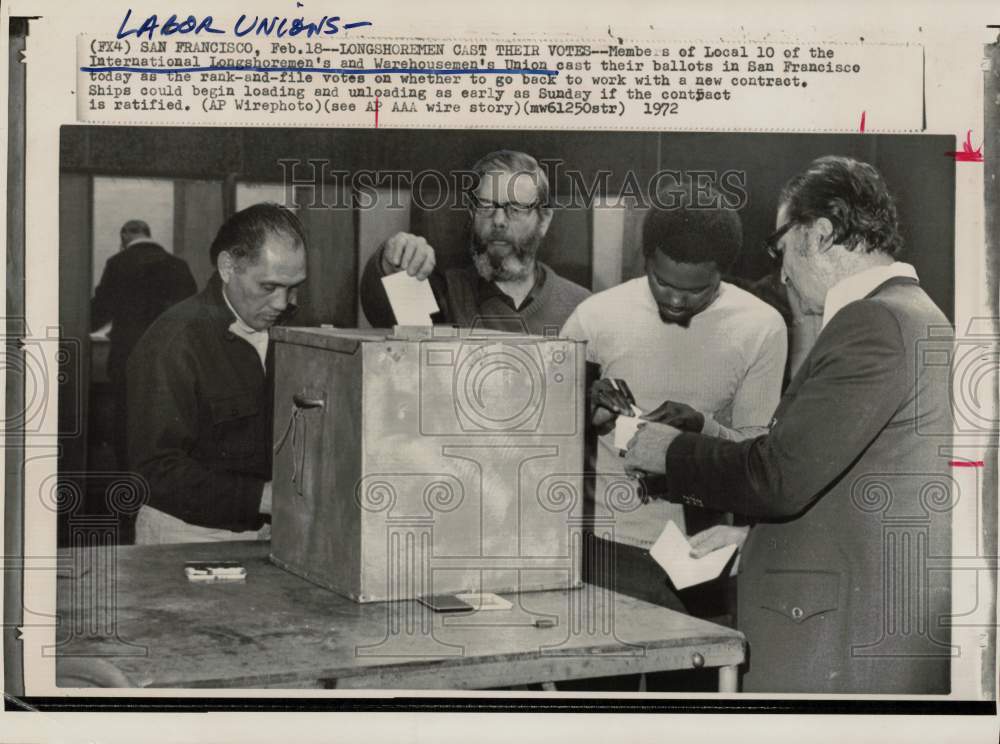 1972 Press Photo Longshoremen cast ballots about contract in San Francisco- Historic Images