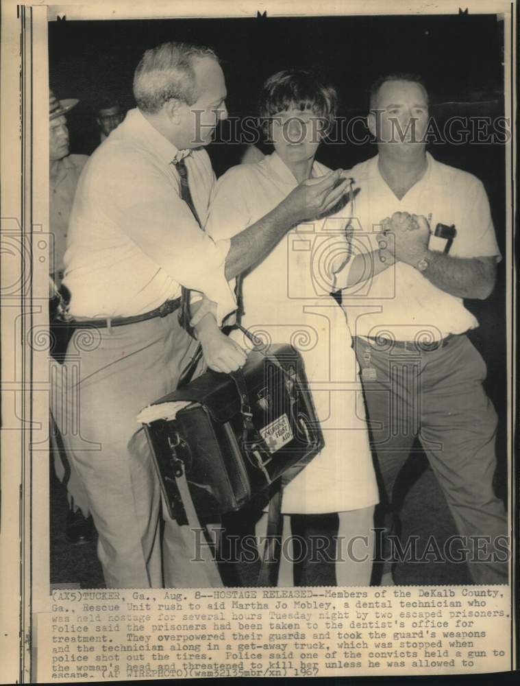 1967 Press Photo Hostage Martha Jo Mobley rescued by police in Tucker, Georgia- Historic Images