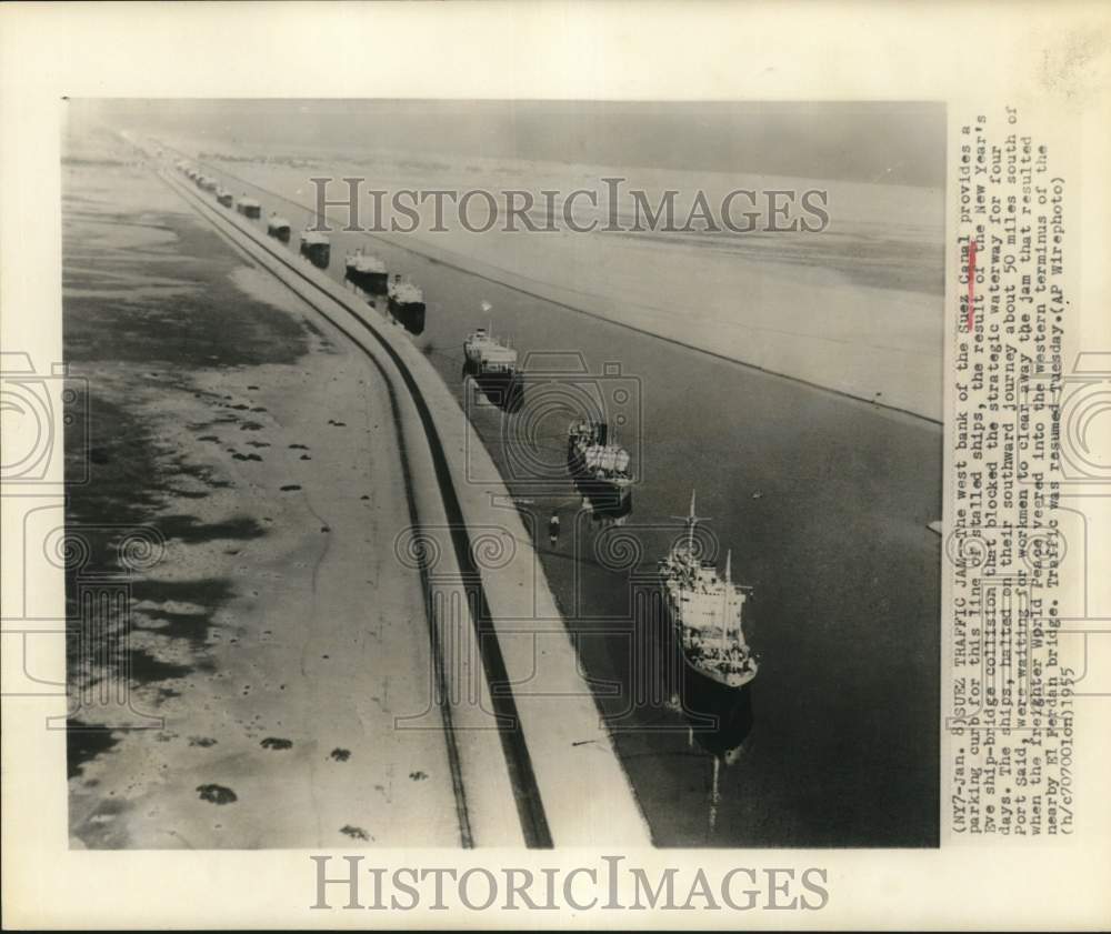 1955 Press Photo Ships wait along west side of Suez Canal - hpw08880