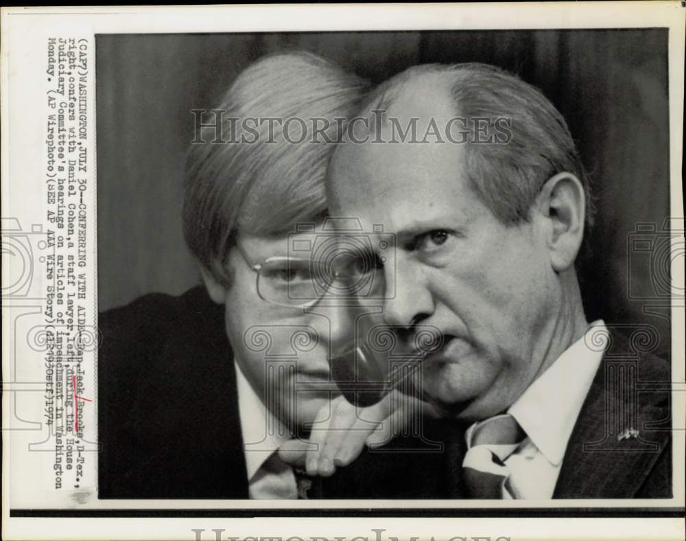 1974 Press Photo Jack Brooks and Daniel Cohen confer at House Judiciary hearing
