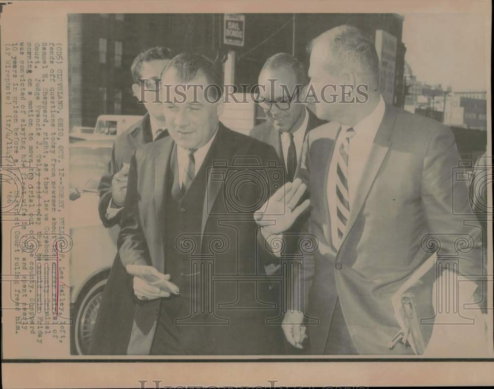 1966 Press Photo F. Lee Bailey and Sam Sheppard leave Cleveland, OH, court.- Historic Images