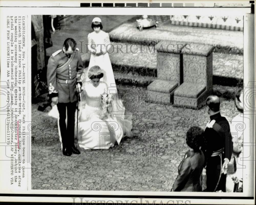 1973 Press Photo Mark Phillips and Princess Anne bow and curtsy to the Queen.- Historic Images