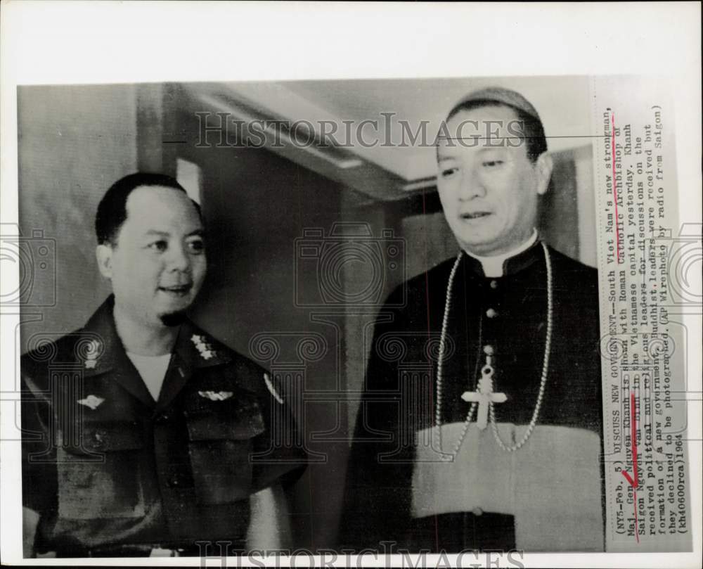 1964 Press Photo Nguyen Khanh meets with Archbishop Nguyen Van Binh in Saigon.