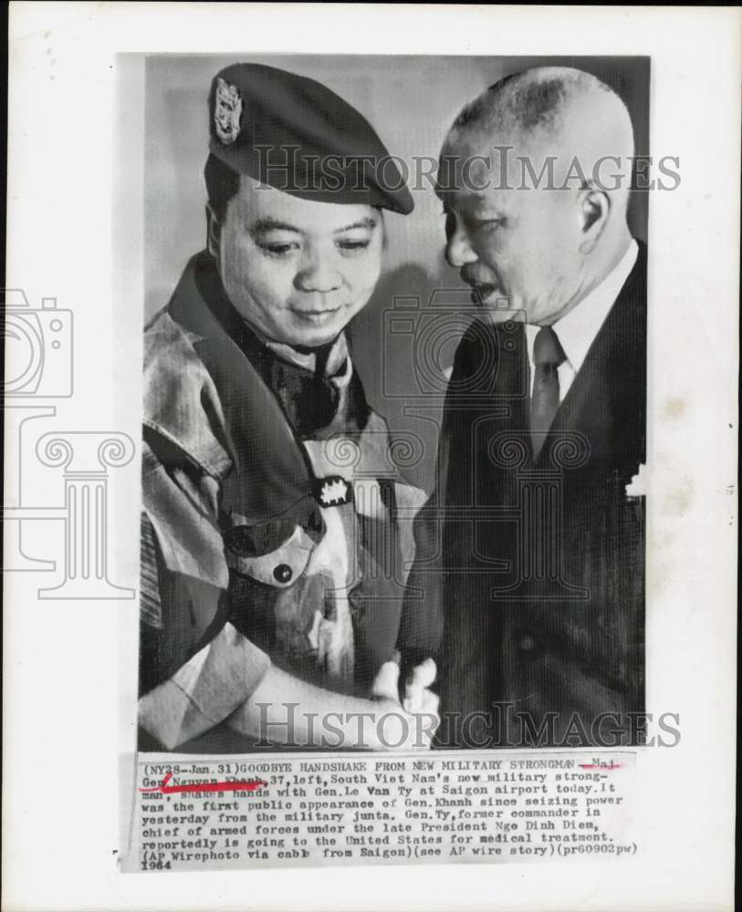 1964 Press Photo Nguyen Khanh and Lee Van Ty shake hands at Saigon airport.