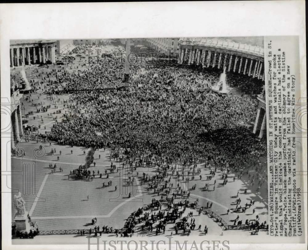 1958 Press Photo St. Peter's Square crowd awaits news on election of new Pope.- Historic Images