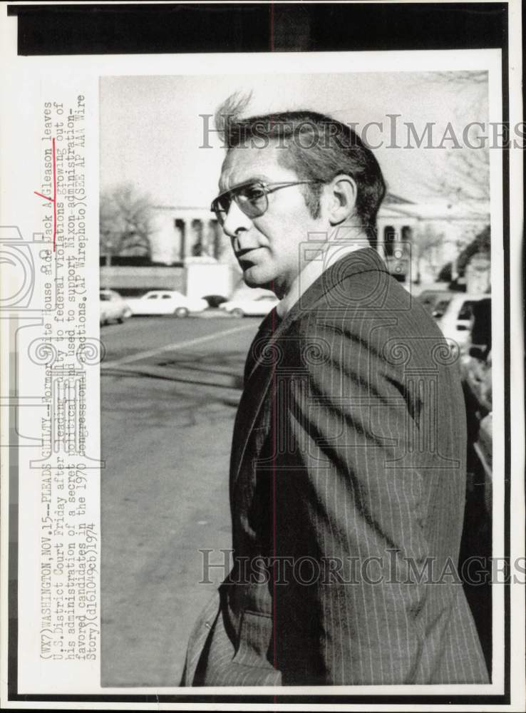 1974 Press Photo White House aide Jack Gleason leaves district court in D.C.- Historic Images