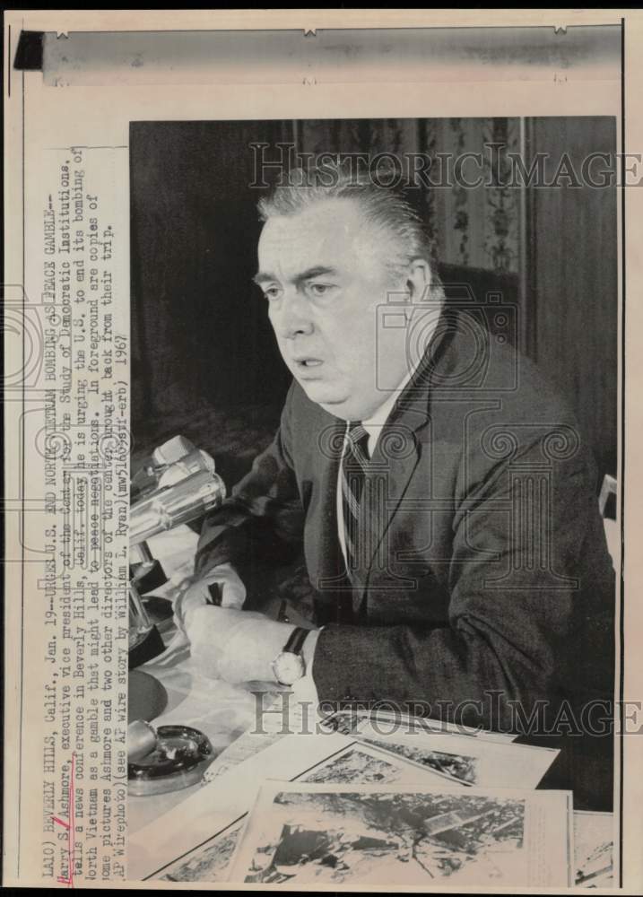 1967 Press Photo Harry S. Ashmore addresses Beverly Hills news conference.- Historic Images