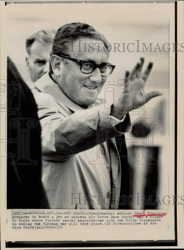 1972 Press Photo Henry Kissinger prepares to board plane at Andrews AFB.