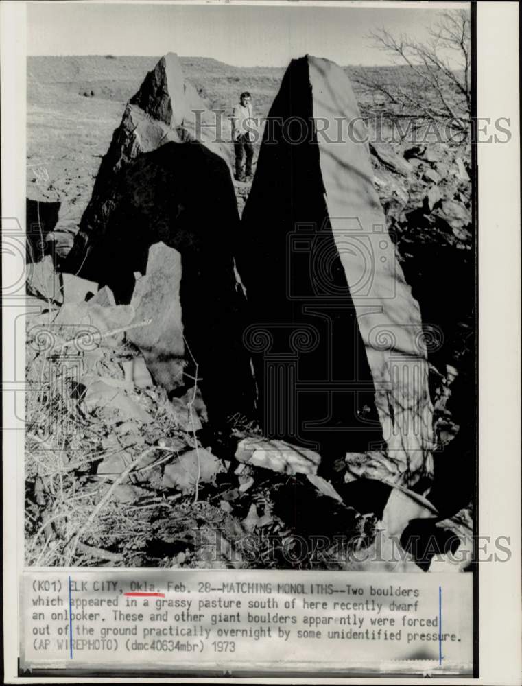 1973 Press Photo Matching boulders dwarf Elk City, Oklahoma tourist. - hpw18064