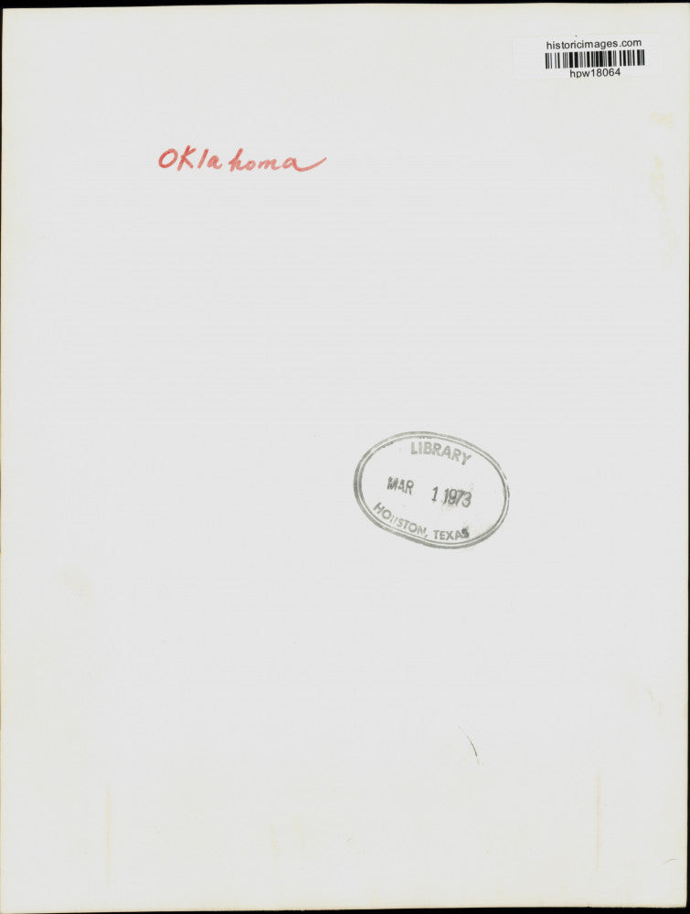 1973 Press Photo Matching boulders dwarf Elk City, Oklahoma tourist. - hpw18064