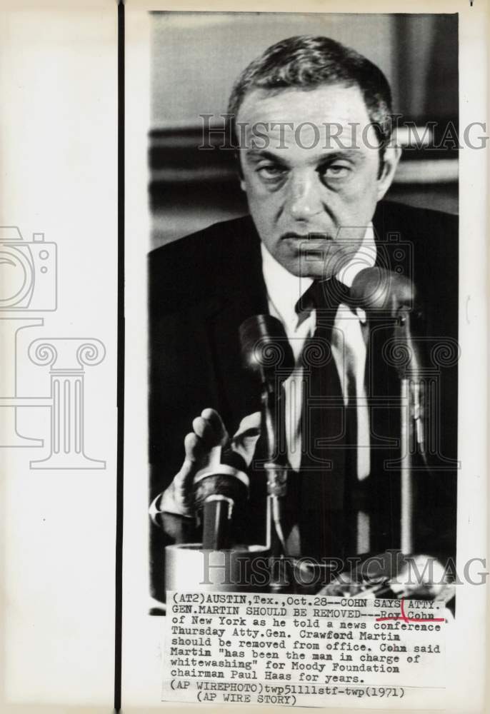 1971 Press Photo Roy Cohn speaks at news conference in Austin, Texas.