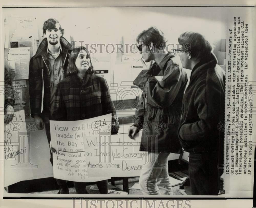 1966 Press Photo Grinnell College protests appearance of CIA agents on campus.- Historic Images