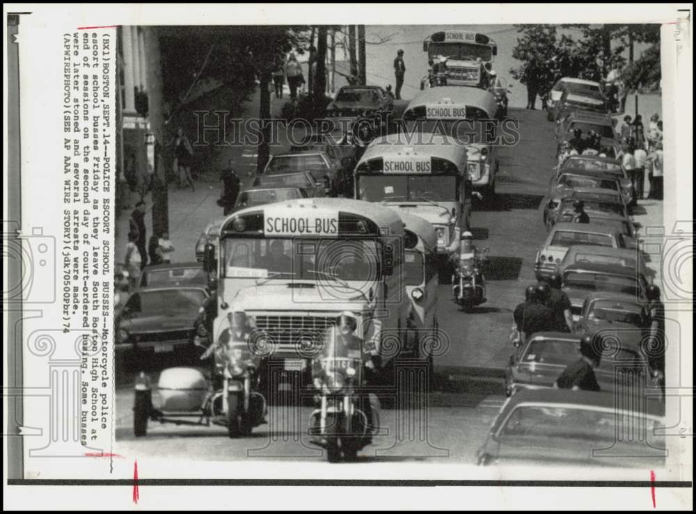 1974 Press Photo Police escort school buses leaving South Boston High School.- Historic Images