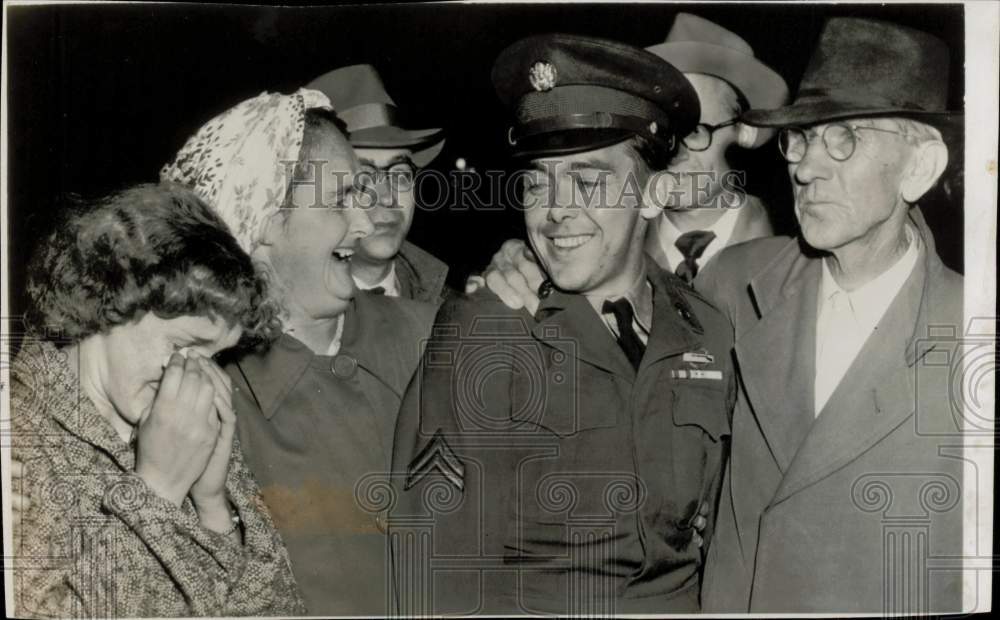 Press Photo U.S. military man greets friends and family. - hpw28773