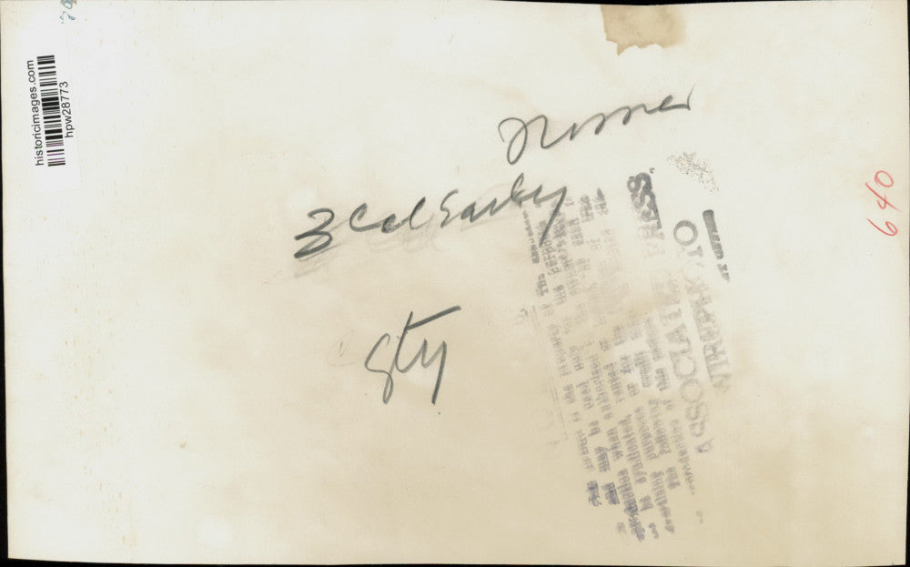 Press Photo U.S. military man greets friends and family. - hpw28773