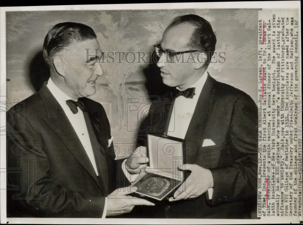 1957 Press Photo Roy Larsen presents Gallatin award to Dr. Jonas Salk in NY.- Historic Images