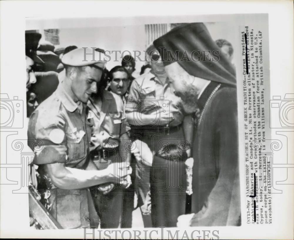 1964 Press Photo Archbishop Makarios and Lt. Mike Perreten clink colored eggs- Historic Images