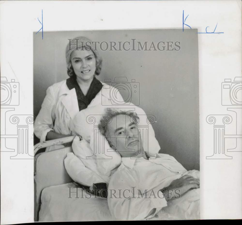 1962 Press Photo Cora Landau &amp; husband Dr. Ley Landau in Moscow hospital, Russia- Historic Images