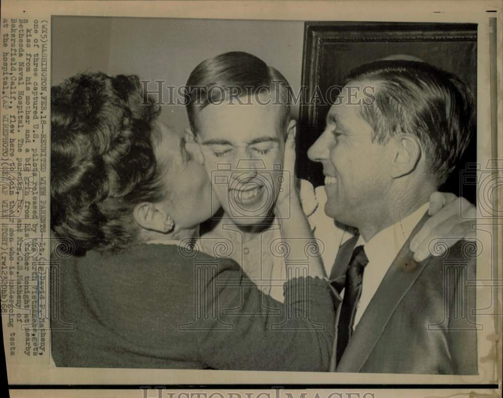 1968 Press Photo Lt. David Matheny reunited with parents in Washington.- Historic Images