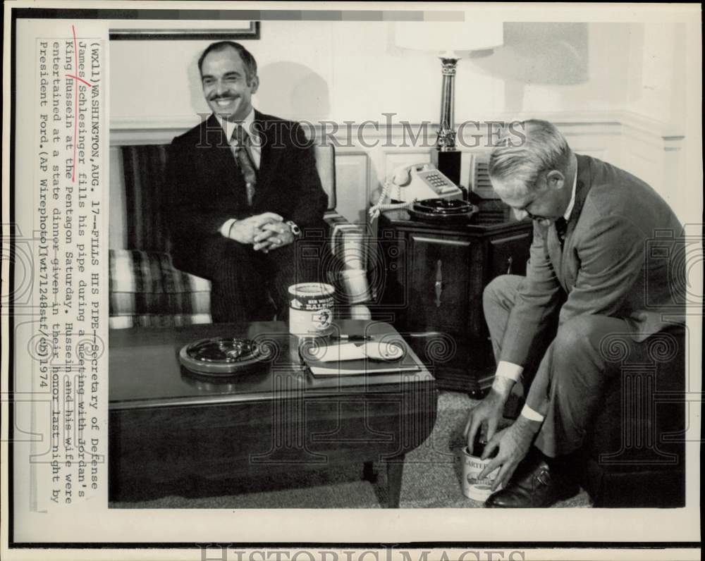 1974 Press Photo James Schlesinger hosts King Hussein of Jordan at the Pentagon.- Historic Images