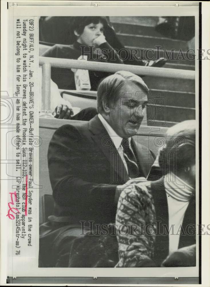 1976 Press Photo Paul Snyder, Buffalo Braves owner, watches game in New York.- Historic Images