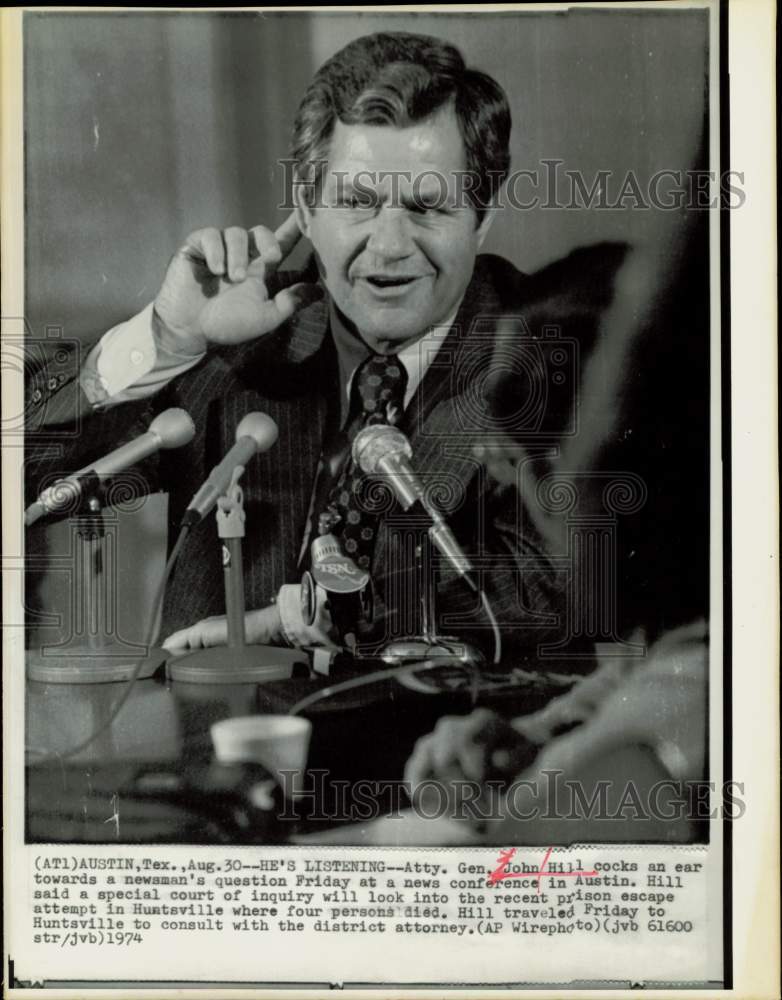 1974 Press Photo John Hill listens to reporter&#39;s question at Austin news brief.- Historic Images