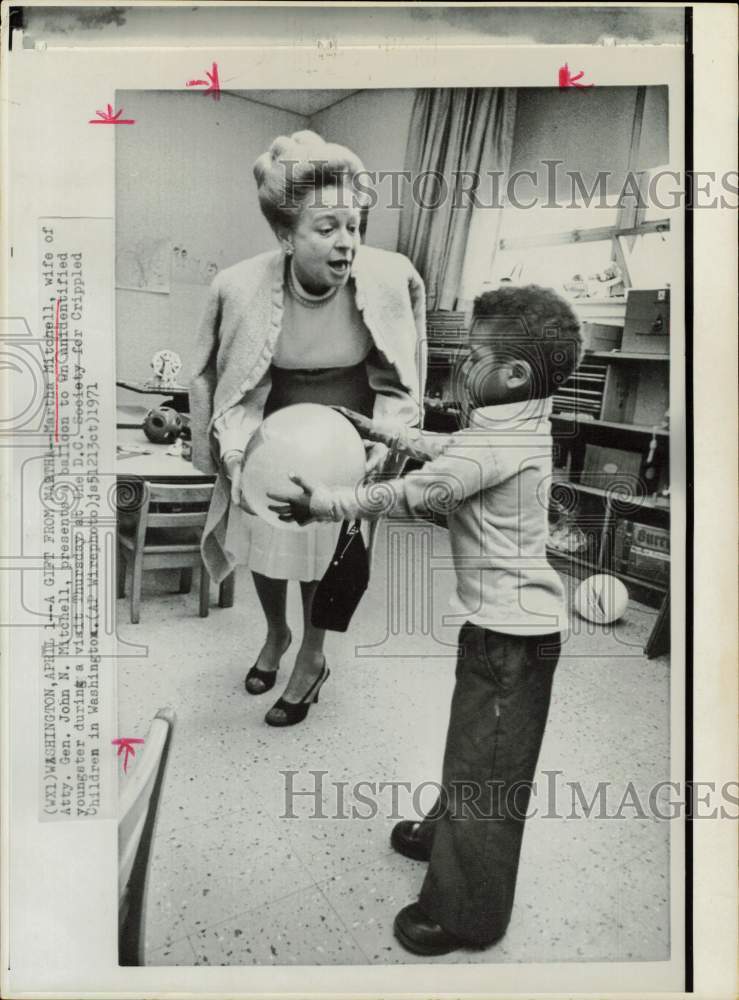 1971 Press Photo Martha Mitchell visits youngster at Crippled Children center.- Historic Images