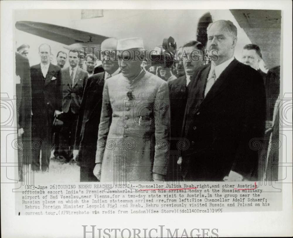 1955 Press Photo Nehru escorted by Julius Raab and officials at Bad Voeslau.- Historic Images