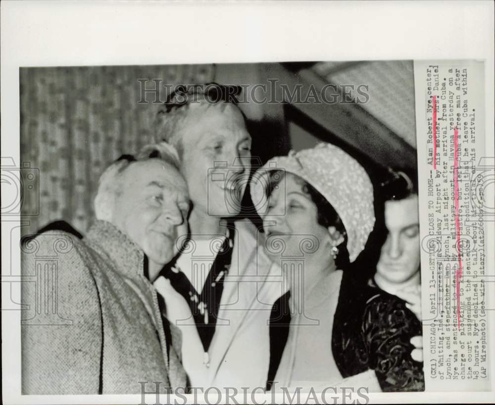 1959 Press Photo Alan Robert Nye and parents, reunited at Midway Airport.- Historic Images