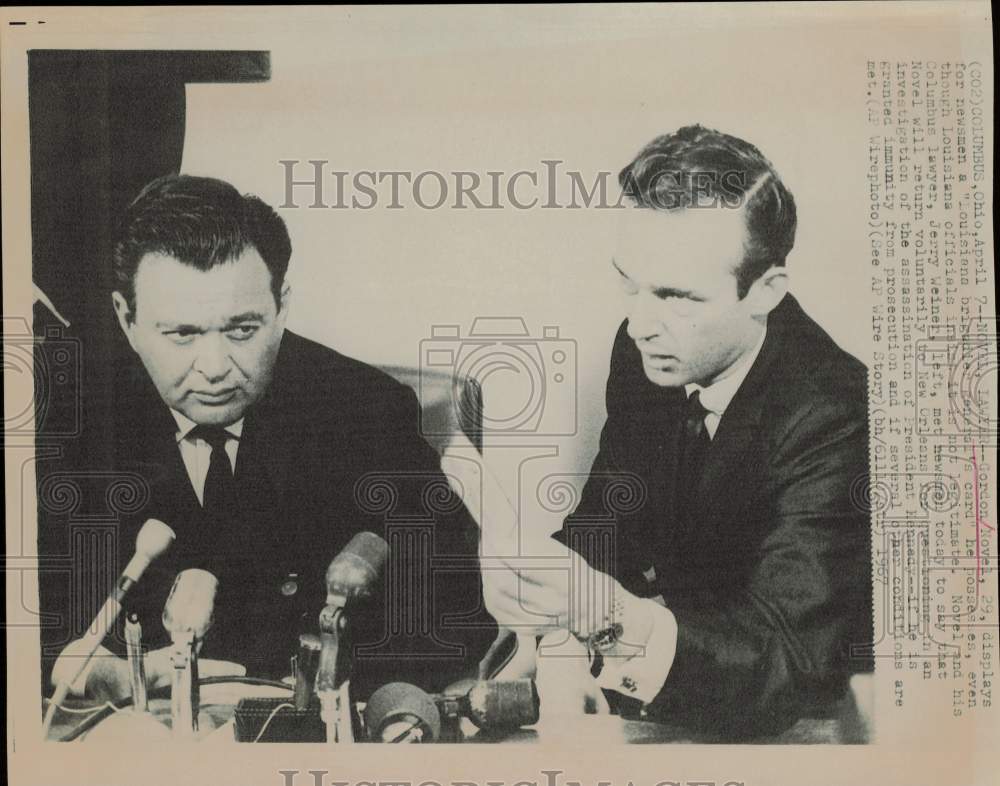 1967 Press Photo Gordon Novel and attorney Jerry Weiner with press in Columbus.- Historic Images